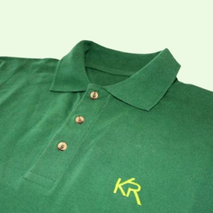 Grünes Poloshirt mit individueller Bestickung und Kruedener Logo als Stick in gelb