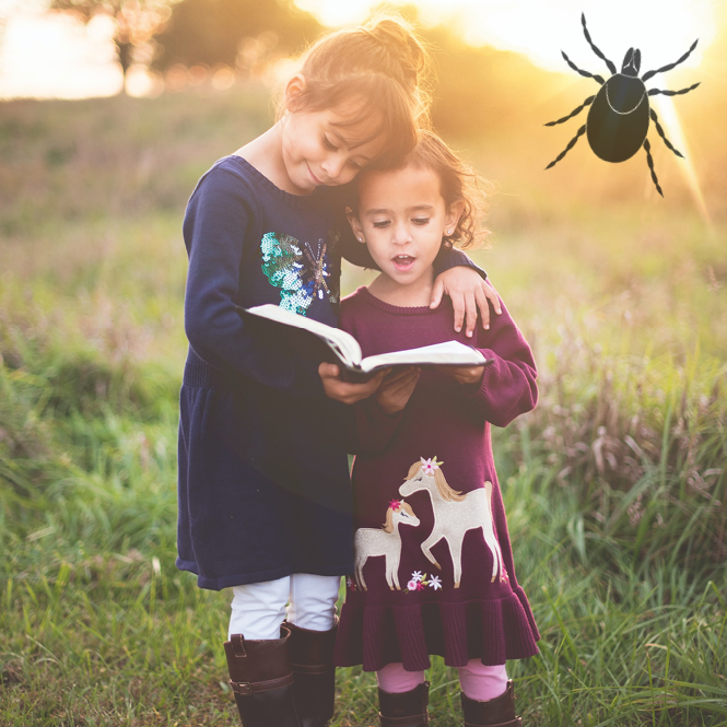 Zwei Kinder in der Natur lesen Buch – Kruedener® ZECKENSCHUTZ speziell für KINDER